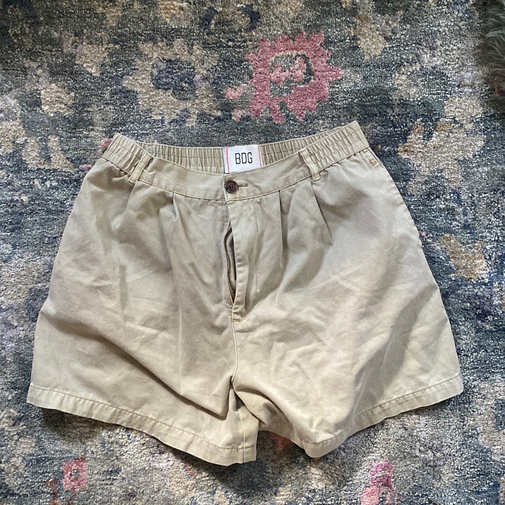 Urban Outfitters tan shorts 🤎